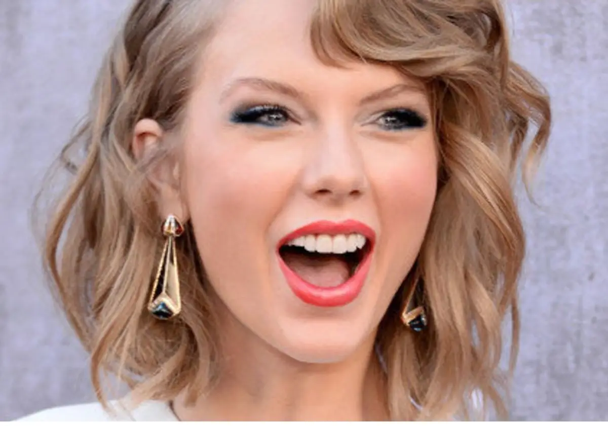 Taylor Swift Teeth Antalya Turkey